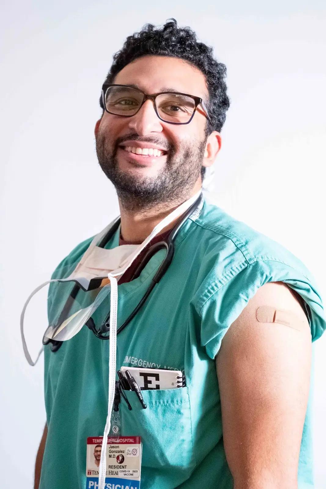 ER Doctors Roll Up Their Sleeves, photograph 2