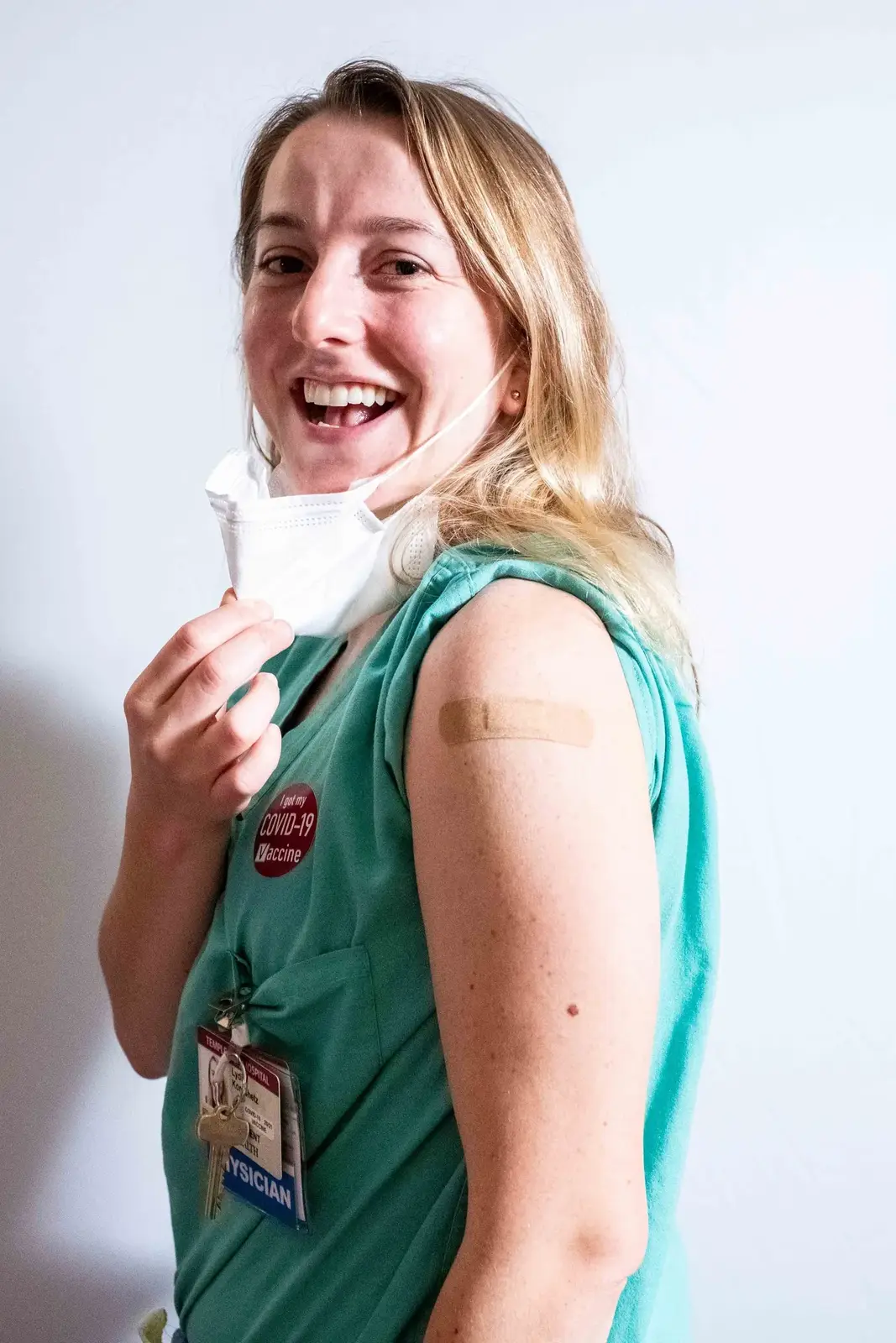 ER Doctors Roll Up Their Sleeves, photograph 4